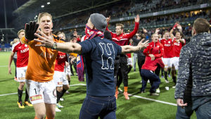 Tomi Maanoja försöker stoppa HIFK-fans från att storma planen efter derbysegern över HJK i höstas. Tomi Maanoja försöker stoppa fans från att storma planen, HIFK-HJK, hösten 2016.
