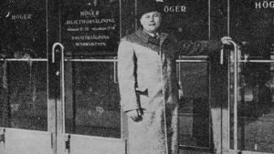 Ruben Oskar Auervaara Ruotsalaisen teatterin edessä v. 1945 Ruben Oskar Auervaara vuonna 1945