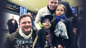 Henrik Creutz med familj på Kiss-konsert Henrik Creutz med familj på Kiss-konsert 4.5.2017 i arenan i Helsingfors