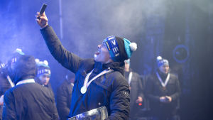 Ett minne för sig själv från JVM-guldfesten. Mikko Rantanen tar selfie efter JVM-guldet 2016.