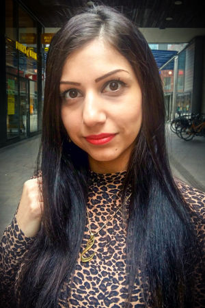 Efter vår intervju ska Haneen träffa en kompis inne i köpcentret. Dagen därpå blir det skola igen, hon studerar finska varje dag. Och på kvällen teaterövning. Haneen Jameel