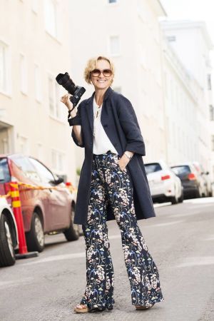 Marica trivs både bakom och framför kameran. Marica Rosengård på gatan med kameran.