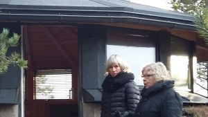 Charlotta Tallqvist och Marketta Wall inspekterar bunkern som ska bli bastu Charlotta Tallqvist-Cederholm och Marketta Wall inspekterar bunkern vid Stormhälla i Hangö