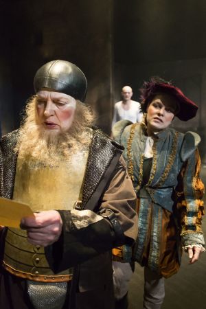 Monica Nyman som Arvid Stålarm och Amanda Nyman som Johan Fleming. Scen ur Daniel Hjort.