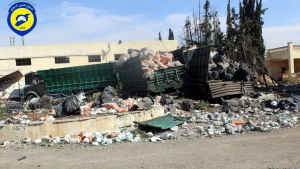 Rysslan anklagas bland annat för att nyligen ha bombat en biståndskonvoj nära Aleppo. Attacken krävde ett tjugotal civila dödsoffer. Några av lastbilarna i hjälpkonvojen efter flygräden i Urum al-Kubra.