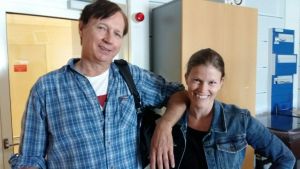 Pasi Hiihtola och Monica Eklund har en gång uppträtt med Annies Song på ett bröllop. Hon sjöng, han spelade flöjt. Pasi Hiihtola och Monica Eklund poserar i radiostudion.