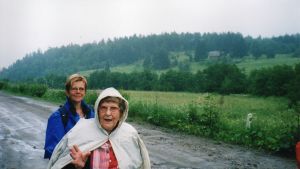 Paavo Jerkkus svärdotter Anne-Maj och syster Faina på besök i Mikli i Jaakkima 2003 Paavo Jerkkus svärdotter Anne-Maj och syster Faina på besök i Mikli i Jaakkima 1991.