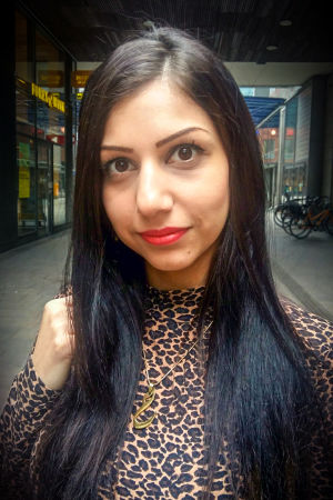Efter vår intervju ska Haneen träffa en kompis inne i köpcentret. Dagen därpå blir det skola igen, hon studerar finska varje dag. Och på kvällen teaterövning. Haneen Jameel