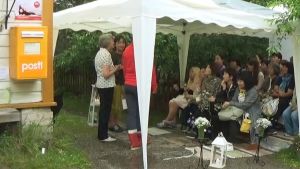 Utvecklingsbolaget Posintra i Borgå hör till en av researrangerarna för japanernas muminresor. Att höra Gerda berätta om Tove är höjdpunkten på resan 3 kvinnor står framför en grupp japaner i ett tält.