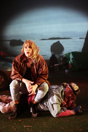 Kluven mellan två världar. På bilden Helli ( Milla Kangas) och Pamela ( Paul Holländer). Foto från Saalistajat på Aurinkoteatteri.