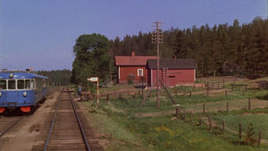 Minna Joenniemi höyryveturin kyydissä Mytäjäisten varikolla Lahdessa ohjelmassa Suojele minua! Junarataa kesäisessä Suomessa 1970-luvulla