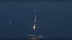 Falcon 9 -raketti laskeutui meressä kelluvalle miehittämättömälle alukselle nimeltä Of Course I Still Love You. CRS-8 laskeutuu.