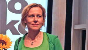 Runoilija Anja Erämaja Tanssiva karhu -runokilpailun juuri voitettuaan Runoilija Anja Erämaja Tanssiva karhu -runokilpailun juuri voitettuaan