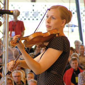 Alina Järvelä opettaa Nurmijärven musiikkiopistossa. Hän soittaa kansanmusiikkiyhtye Friggissä. Kuvassa hän soittaa Kaustisen kansanmusiikkijuhlilla. Alina Järvelä soittaa viulua Kautisen kansanmusiikkijuhlilla.