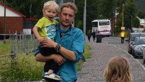 Familjepappan Juha Järvinen får medborgarlön i två års tid. Juha Järvinen med några av barnen i Kurikka.