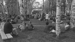 Yleisöä Kirjurinluodon koivujen katveessa vuonna 1969. Pori Jazzin yleisöä Kirjurinluodolla vuonna 1969.