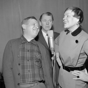 Näyttelijät Oke Tuuri, Kauko Helovirta ja Elsa Turakainen roolihahmoissa radion studiossa vuonna 1967. Näyttelijät Oke Tuuri, Kauko Helovirta ja Elsa Turakainen kuunnelmastudiossa v. 1967.