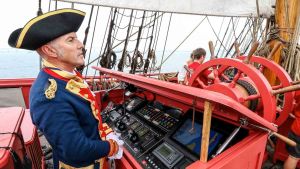 L'Hermionen replikan kapteeni Yann Cariou aluksen Amerikan matkalla 2015. Vanhan 1779 aluksen mallin mukaan rakennetun (1997 - 2014) replica L'Hermione'in kapteeni Yann Cariou Amerikan matkalla 2015.