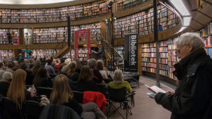 Program på stora scenen i rotundan på Stockholms stadsbibliotek under Poesimässan 2018. Program på Poesimässan i Stockholms stadsbibliotek i mars 2018.