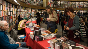 På Poesimässan möts förläggare, författare och läsare. Poesimässan på Stockholms stadsbibliotek i mars 2018.