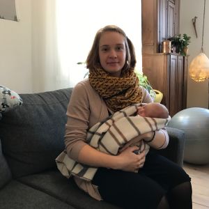 Carolina Beijar på soffan med nyfödda dottern Carolina Beijar på soffan med nyfödda dottern Freja.