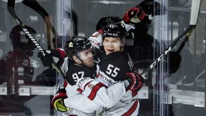 Connor McDavid (till vänster) stod för tre framspelningar och är uppe på 16 poäng i VM. Colton Parayko och Connor McDavid, VM 2018.