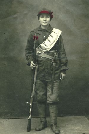 En kvinnlig rödgardist poserar i fotostudio under inbördeskriget. Kvinnlig rödgardist 1918