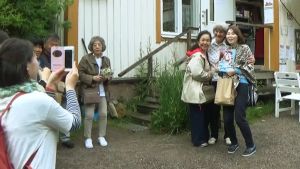 För de japanska turisterna är ett besök i Söderbyboden ett pilgrimsmål Japans turistgrupp fotograferar utanför butik.