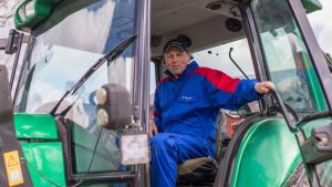 Heikki Mäkelä i sin traktor. Synskadade jordbrukaren Heikki Mäkelä ska cykla till Ishavet.