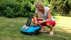 Pipsa Rippon tutkii Gardenan säätöjä. Pipsa Rippon yllättyi robottiruohonleikkurin omatoimisuudesta.