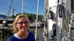 Maarit Jaanti är färsk skeppare på S/Y Vahine. Skepparen Maarit Jaanti från Segelfartygsstiftelsen STAF.