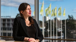 Katja Wik har blicken riktad mot framtiden. Regissören Katja Wik tittar ut genom fönstret i Esbo kulturcentrum.