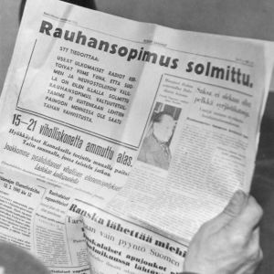 Tidning från 1939 talar om att freden slutits med Ryssland efter vinterkriget. tidningsrubrik, 13.3 1940