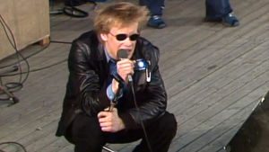 Martti Syrjä kykkii Särkänniemen näyttämöllä Iltatähdessä 20.9.1978. Martti Syrjä istuu kyykyssä lavalla Kemut-konsertissa Tampereen Särkänniemessä.