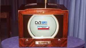 1940-luvun televisio ei ehkä sovellu teräväpiirtolähetysten vastaanottoon. Amerikkalainen Emerson-merkkinen tv (televisio) 1940-luvulta ja DVB-T2 + Antenna Ready -logot