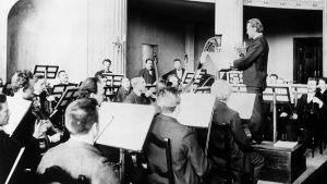 Robert Kajanus johtaa Filharmoninen seura -orkesteriaan, kuva 1890-luvun loplta. Robert Kajanus johtaa Filharmoninen seura -orkesteriaan, kuva 1890-luvun loplta.