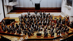 Radions symfoniorkester, dirigent: Jukka-Pekka Saraste Jukka-Pekka Saraste ja Radion sinfoniaorkesteri Finlandia-talon lavalla vuonna 1994.
