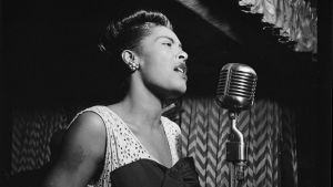 Billie Holiday. Billie Holiday sjunger i en mikrofon