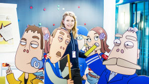 Nuori nainen seisoo Pasila-animaatiosarjan hahmojen keskellä