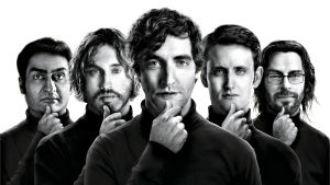 Silicon Valleyn päähenkilöitä ovat Dinesh (Kumal Nanjiani), Erlich (T.J. Miller), Richard (Thomas Middleditch), Jared (Zach Woods) ja Gilfoyle (Martin Starr). Silicon Valley-sarjan Dinesh (Kumal Nanjiani), Erlich (T.J. Miller), Richard (Thomas Middleditch), Jared (Zach Woods) ja Gilfoyle (Martin Starr).