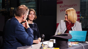Jenna Ristilä Vesa Kytöojan ja Helena Hannikaisen kahvitettavana Kantapöydässä. Vesa Kytöoja, Jenna Ristilä, Helena Hannikainen Kantapöydässä 10.2.2016.