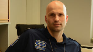 Överkommissarie Jussi Huhtela leder kroppskameraförsöket i Helsingfors. Överkommissarie Jussi Huhtela vid Helsingforspolisen.