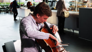 Jonathan Roozeman ja Bachin soolosellosarjasta nro 6 osa Gigue. Jonathan Roozeman