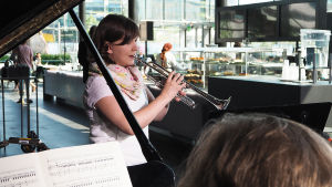 Trumpetinsoiton opiskelija Mari Pakarinen soitti osan Hummelin trumpettikonsertosta Kantapöydän suorassa lähetyksessä Musiikkitalon kahvilassa 25.5.2016.