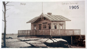 Café Lilla Tallholmen före Mannerheims tid i Hangö Det lilla caféet på Lilla Tallholmen i Hangö år 1905. Kiosken blev senare De fyra vindarnas hur.