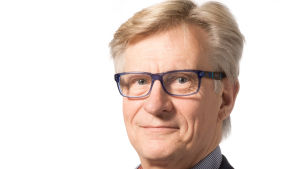 Olli Tola viettää kiireisiä eläkepäiviä käsikirjoittajana ja konsulttina. Yleisradion pitkäaikainen tilaaja Olli Tola.