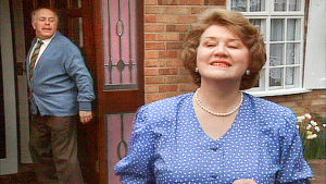 Richard ja Hyacinth Bucket (Clive Swift ja Patricia Routledge). Klassikkosarja Pokka pitää palaa ruutuun.