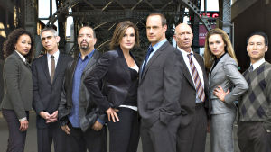 Erikoisyksikkö: Melinda Warner (Tamara Tunie), John Munch (Richard Belzer), Odafin Tutuola (Ice-T), Olivia Benson (Mariska Hargitay), Elliot Stable (Christopher Meloni), Donald Cragen (Dann Florek), Kim Greylek (Michaela McManus), George Huang (BD Wong). Kova laki: Erikoisyksikkö -sarjan kymmenes tuotantokausi, kuvassa vasemmalta oikealle: Melinda Warner (Tamara Tunie), John Munch (Richard Belzer), Odafin Tutuola (Ice-T), Olivia Benson (Mariska Hargitay), Elliot Stabler (Christopher Meloni), Donald Cragen