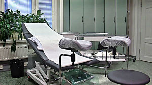Antalet aborter i Finland minskar, senast man gjorde så få aborter som ifjol är nästan 30 år sedan. Gynekologstol i ett sjukhusrum