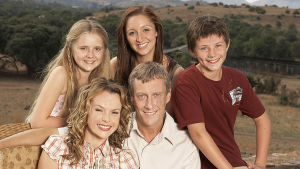 Isä Danny (Stephen Tompkinson) ja äidi Sarah (Amanda Holden) sekä perheen lapset Olivia (Rafaella Hutchinson), Rosie (Lucy-Jo Hudson) ja Evan (Luke Ward-Wilkinson) muuttavat Afrikkaan. Sympaattinen brittidraamasarja kertoo eläinlääkäri Danny Trevanionin perheestä.